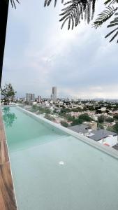 una gran piscina con vistas a la ciudad en Amerittania 402, en Guadalajara