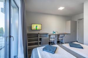 Telewizja i/lub zestaw kina domowego w obiekcie PIONOW Pokoje Hotelowe - adults only