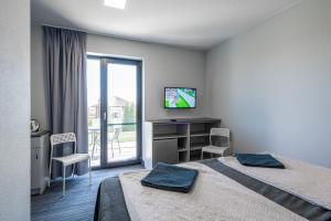 Telewizja i/lub zestaw kina domowego w obiekcie PIONOW Pokoje Hotelowe - adults only