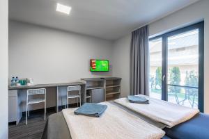 Telewizja i/lub zestaw kina domowego w obiekcie PIONOW Pokoje Hotelowe - adults only