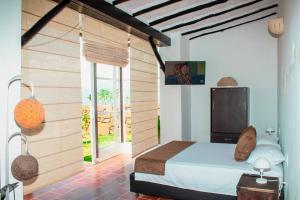 een slaapkamer met een bed in een kamer bij GLAMPING PUNTA CAÑON in Villanueva