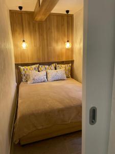 Posteľ alebo postele v izbe v ubytovaní Seashell Hideaway Apartment