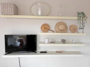 Televízia a/alebo spoločenská miestnosť v ubytovaní APTO. DE 1 DORMITORIO EN PRIMERA LINEA DE PLAYA. ISLA CANELA