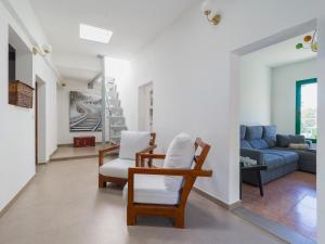 sala de estar con sofá y sillas en FAMILY COTTAGE AMONG OLIVE TREES, en Agüimes