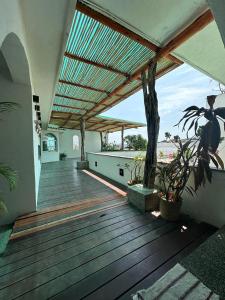 un porche con una terraza de madera con un árbol en Isla cuba en Acapulco