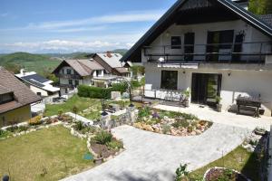 - une vue aérienne sur une maison avec un jardin dans l'établissement apartmaji LEJARDIN, à Škofljica