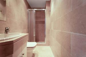 La salle de bains est pourvue d'une douche, de toilettes et d'un lavabo. dans l'établissement La Puerta del Mar - Alicante, à Alicante