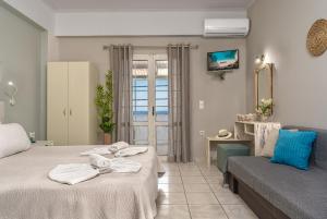Posteľ alebo postele v izbe v ubytovaní Elena's Seafront Deluxe Studios