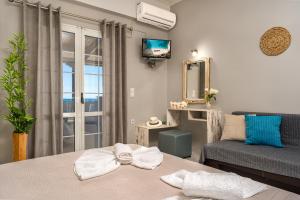 Posteľ alebo postele v izbe v ubytovaní Elena's Seafront Deluxe Studios