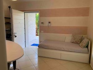 Un dormitorio con una cama y una puerta corrediza de vidrio. en Residenza Puccini, en Desenzano del Garda