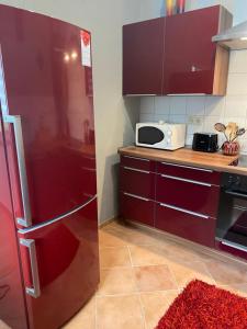 cocina con nevera roja y microondas en Ferienwohnung Laura, en Bremm