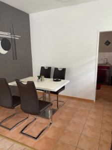 Una mesa y sillas en una habitación con cocina. en Ferienwohnung Laura, en Bremm