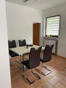 Un comedor con mesa y sillas en Ferienwohnung Laura, en Bremm
