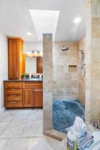 uma grande casa de banho com um chuveiro e um lavatório em Idyllic Lakeside Getaway - Hidden Gem em Snohomish