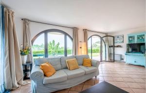 ein Wohnzimmer mit einem Sofa und einigen Fenstern in der Unterkunft La Romola in Romola