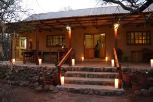 een huis met een trap en verlichting ervoor bij Waterberg Hideaway in Thabazimbi