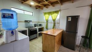 uma cozinha com um frigorífico e um balcão em Cabañas Manuto Piataro em Hanga Roa