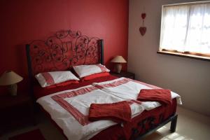 een slaapkamer met een groot bed met een rood hoofdeinde bij Waterberg Hideaway in Thabazimbi