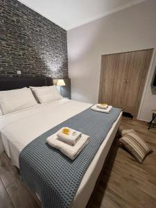 una camera da letto con un letto e asciugamani di Anna Studios a Zóla