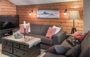 ein Wohnzimmer mit einem Sofa und einem Tisch in der Unterkunft Lovely Home In Svingvoll With Wifi in Svingvoll