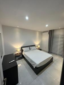 En eller flere senge i et værelse på ONE100 apartments