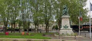 Une statue au milieu d'un parc arboré dans l'établissement 30 Boulevard Studio Apartment - 01, à Melun