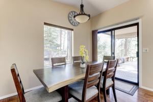 uma sala de jantar com uma mesa de madeira e cadeiras em Deschutes Sunrise em Sunriver