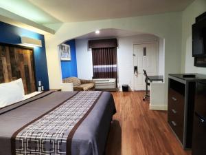 Postel nebo postele na pokoji v ubytování Express Inn Tomball