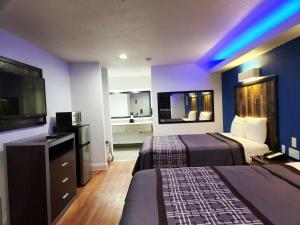 Postel nebo postele na pokoji v ubytování Express Inn Tomball