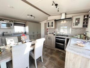 Ett kök eller pentry på Stunning Caravan With Full Lake View At Southview Holiday Park Ref 33004ml