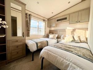 Säng eller sängar i ett rum på Stunning Caravan With Full Lake View At Southview Holiday Park Ref 33004ml