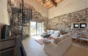 sala de estar con sofá y chimenea en Exclusive House Arribes Duero en Zafara