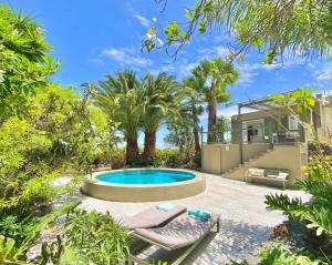 podwórko z basenem i domem w obiekcie Exclusiva Villa con Piscina Privada, Villa Juandana w mieście San Juan de la Rambla