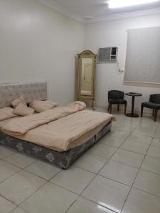 En eller flere senge i et værelse på الأمل للشقق المفروشة
