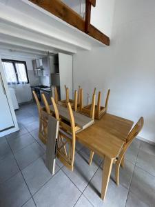uma sala de jantar com uma mesa de madeira e cadeiras em Appartement bord de mer em Sainte-Marie-la-Mer
