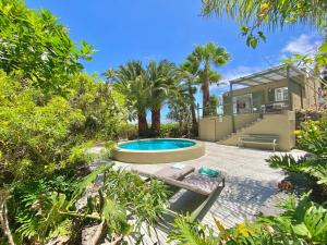 podwórko z basenem i domem w obiekcie Exclusiva Villa con Piscina Privada, Villa Juandana w mieście San Juan de la Rambla