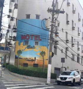 un edificio con un mural en el costado en Hotel Bali, en São Paulo