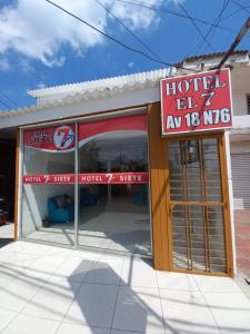 une entrée de l'hôtel avec un panneau sur la porte dans l'établissement Hotel 7, à Cúcuta
