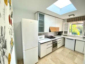 Kuchnia lub aneks kuchenny w obiekcie Exclusiva Villa con Piscina Privada, Villa Juandana