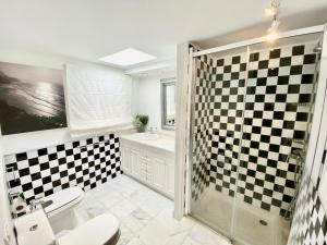 Łazienka z czarno-białą szachownicą w obiekcie Exclusiva Villa con Piscina Privada, Villa Juandana w mieście San Juan de la Rambla