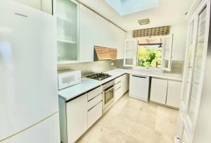 Kuchnia lub aneks kuchenny w obiekcie Exclusiva Villa con Piscina Privada, Villa Juandana