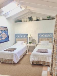 San Juan de la RamblaにあるExclusiva Villa con Piscina Privada, Villa Juandanaのベッドルーム1室(ベッド2台、テーブル付)