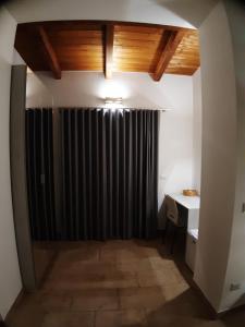 um quarto com uma cortina preta e uma secretária em l'aira ecchia - ospitalità rurale em Lecce