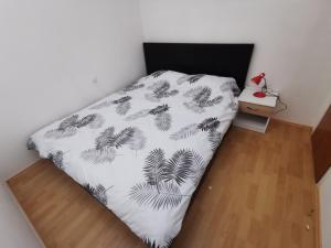 Dormitorio pequeño con cama con manta blanca y negra en Apartments with a parking space Orebic, Peljesac - 20250, en Orebić