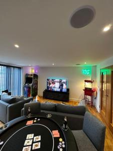 uma sala de estar com uma mesa de póquer e um jogo de vídeo em Stunning & Fun 4 bed home in the heart of Brighton em Brighton & Hove