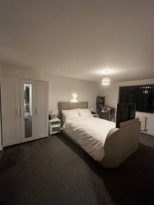 um quarto com uma grande cama branca e uma janela em Stunning & Fun 4 bed home in the heart of Brighton em Brighton & Hove