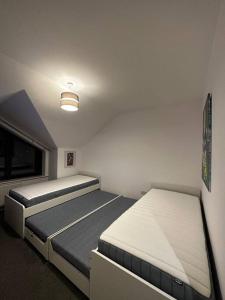 una camera con due letti e una luce di Stunning & Fun 4 bed home in the heart of Brighton a Brighton & Hove