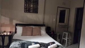 Giường trong phòng chung tại Log in At 118 Self Catering Unit 2