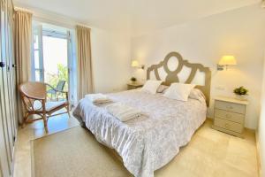 sypialnia z dużym łóżkiem i balkonem w obiekcie Exclusiva Villa con Piscina Privada, Villa Juandana w mieście San Juan de la Rambla