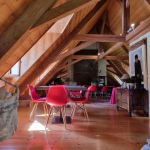 een kamer met een tafel en stoelen op een zolder bij La Vallombreuse in Menthon-Saint-Bernard